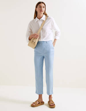 marksandspencer_SS22_T50_8004T_kalhoty s plisovanim_bledmodra 2199Kc_modelka.jpg